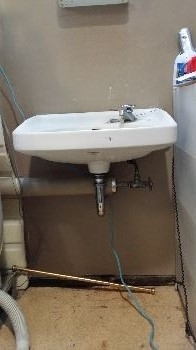 洗面化粧台取替工事（給水管切り回し・　東京都目黒区　LDB604ADURA-LMB604K